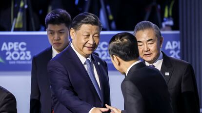 El presidente chino, Xi Jinping, saluda al presidente indonesio, Joko Widodo, en la cumbre de la APEC en San Francisco, el pasado día 17.