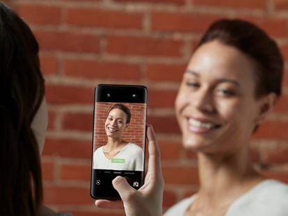 Una usuaria toma una imagen con el nuevo móvil de OnePlus.