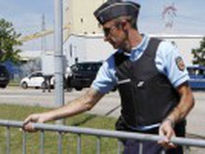 Un asaltante penetra en una empresa con una bandera islamista tras depositar el cadáver degollado de una persona en la puerta