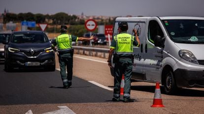 Dos agentes de la Guardia Civil durante un control en la autovía A-5, el 1 de julio.