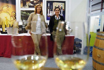 Marisol Bueno y su hija Vicky Mareque Bueno, de la bodega Pazo de Señoráns, en Meis (Pontevedra).