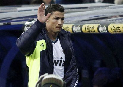 Ronaldo saluda al ser sustituido.