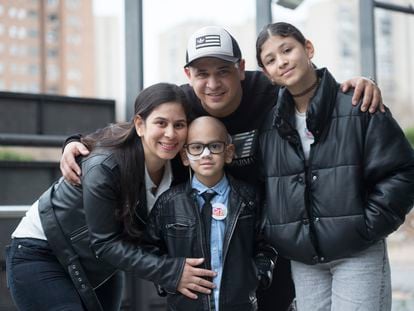 Mathías, de siete años, acompañado de su madre, Yessenia Chacón; su padre, Wiston Rivas, y su hermana, Paola.