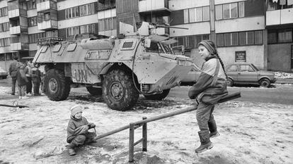 Dos niños juegan durante el cerco de Sarajevo ante un blindado de Naciones Unidas.