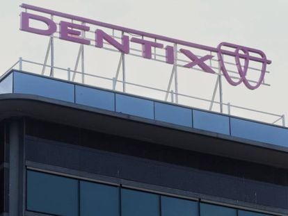 Logo de Dentix en la sede de la firma de salud dental.