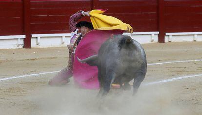 El diestro sevillano Manuel Escribano recibe a portagayola a su segundo toro.