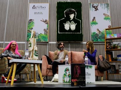 Diana Calderón, autora de ‘El Mundo según Brigitte’, conversa con Brigitte Baptiste y Juan Diego Quesada en la FILBO. Bogotá, 20 de abril de 2024.