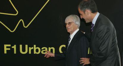 El expresidente Francisco Camps y Bernie Ecclestone, en 2007 en la presentaci&oacute;n del circuito de la F-1 en Valencia. 