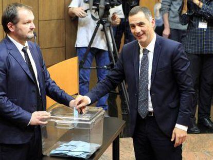 El político nacionalista corso Gilles Simeoni vota en las elecciones regionales del pasado 17 de diciembre en Ajaccio, Córcega.