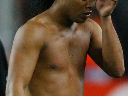 Ronaldinho  fue acusado de sufrir sobrepeso tras caer ante el Liverpool.