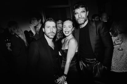 Carlos Ramos, de CRAM Talent, y los actores Silvia Marty y Alfonso Bassave.