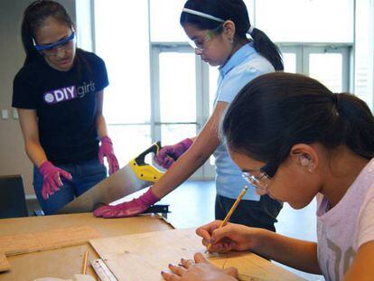Un grupo de chicas de DIY Girls diseñan y construyen en su taller.
