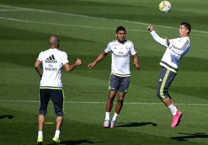 Cristiano Ronaldo cabecea en el entrenamiento en Valdebebas delante de Pepe y Casemiro