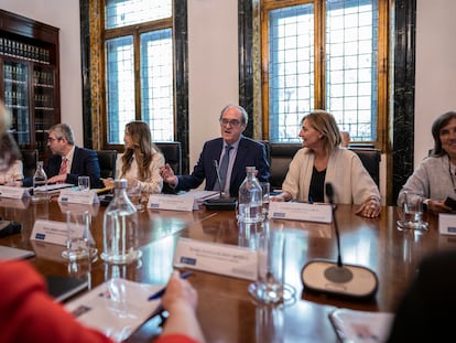 Ángel Gabilondo, defensor del Pueblo (centro), en la primera reunión de la comisión que ha investigado los abusos en la Iglesia, en julio de 2022.