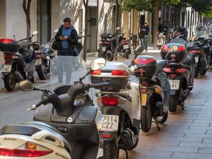 Motos aparcadas en la acera en Gràcia.