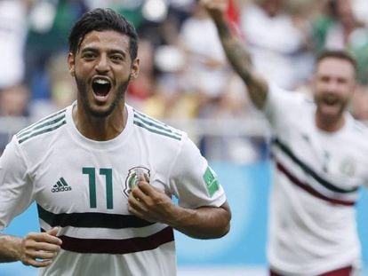 Vela festeja el primer gol de México a Corea.