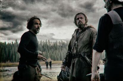 Alejandro González Iñárritu y Leonardo DiCaprio charlan con el director de fotografía Emmanuel Lubezki en 'El renacido'.