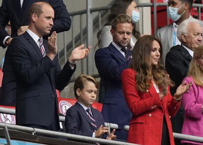 El príncipe Jorge con sus padres, los duques de Cambridge, durante el partido entre Alemania e Inglaterra en la última Eurocopa. 