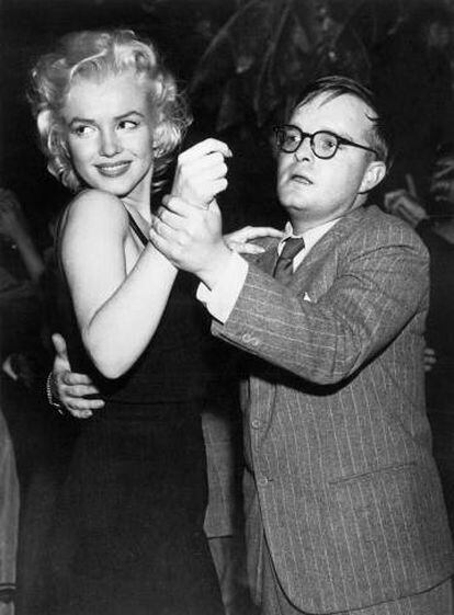 Marilyn Monroe y Truman Capote bailan en el Morocco de Nueva York en 1955.