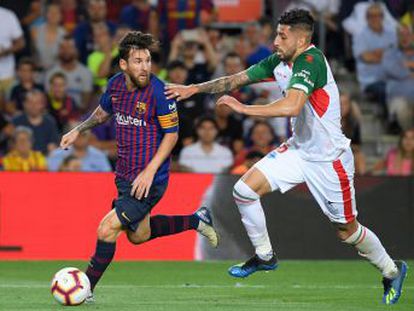 El argentino comparece a tiempo para resolver con dos goles un partido muy bien defendido por el Alavés en el Camp Nou