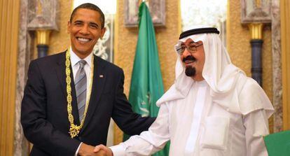 El presidente de EE UU, Barack Obama, estrecha la mano del rey  Abdullah bin Abdul Aziz al Saud.