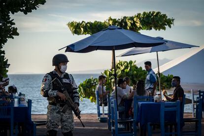 Un elemento de la Guardia Nacional patrulla el malecón turístico de Puerto Vallarta.  