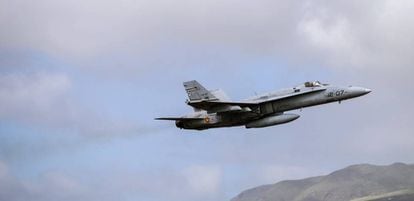 Un F-18 del Ejército despega de la base canaria de Gando