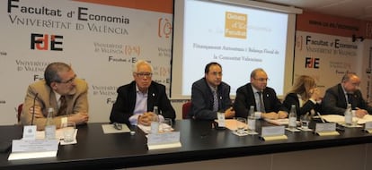 La mesa de expertos en financiación en la Facultad de Economía de Valencia.