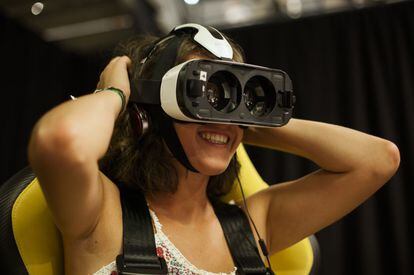 Una noia amb màscara virtual a Realities+D, el nou espai per veure continguts de realitat virtual al Sónar+D.