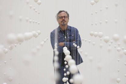 El artista Damián Ortega posa en la obra ‘Warp Cloud’ (2018) y ‘Hollow/Stuffed: Market Law’.