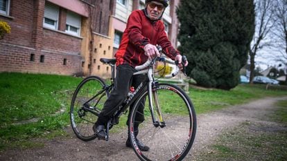 Robert Marchand, junto a su casa en Par&iacute;s.