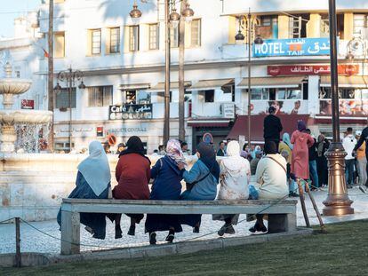 Varias mujeres sentadas en un banco en el Gran Zoco de Tánger (Marruecos) el pasado 6 de mayo.