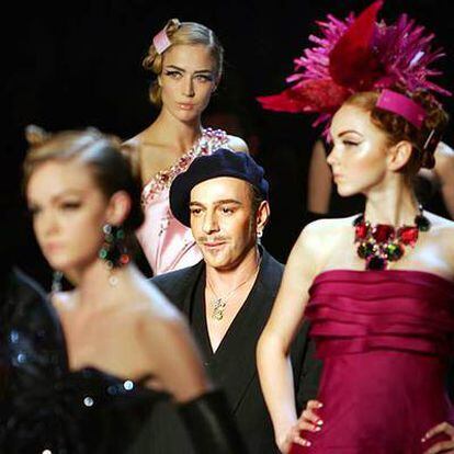 John Galliano, durante su desfile de ayer en París.