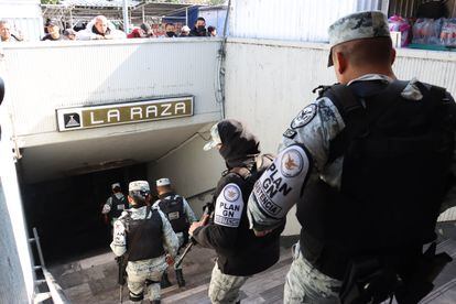 Elementos de la Guardia Nacional entran a la estación de metro La Raza, al norte de Ciudad de México, tras el choque del pasado 7 de enero.