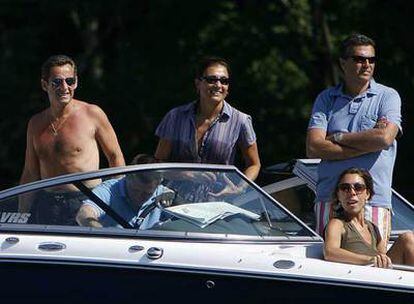 Nicolas Sarkozy, a bordo de una lancha durante sus vacaciones en Wolfeboro, Estados Unidos.