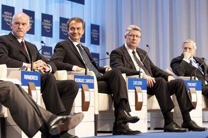 De izquierda a derecha, el primer ministro griego, Giorgos Papandreu; el presidente del Gobierno español, José Luis Rodríguez Zapatero; el presidente de Letonia, Valdis Zatlers; y el presidente del Banco Central Europeo ( BCE), Jean-Claude Trichet, en el reciente Foro de Davos.
