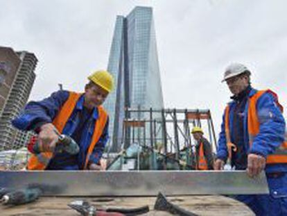 Varios obreros trabajan en la construcci&oacute;n de las nuevas oficinas del Banco Central Europeo (BCE) en Fr&aacute;ncort (Alemania).
