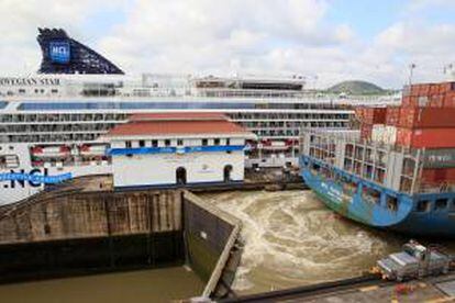 Vista panorámica de un grupo de barcos transitando por la esclusa de Miraflores en el Canal de Panamá. EFE/Archivo