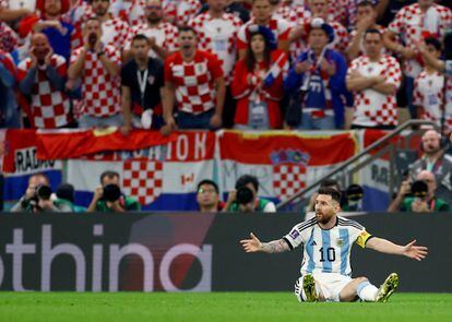  Lionel Messi, protestando al árbitro frente a aficionados croatas. 