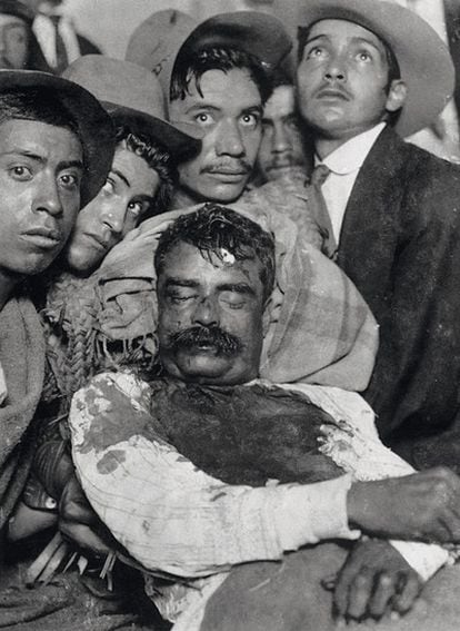 El cadáver de Emiliano Zapata es exhibido en Cuautla, 10 de abril de 1919 (Archivo Casasola / Fototeca Nacional del INAH).
