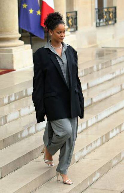 Rihanna con pantalones anchos de C&eacute;line en su visita a Brigitte Macron en Francia el pasado julio.