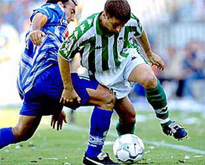 Luis Fernández pelea con Espínola por un balón.