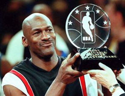 Michael Jordan con el premio al jugador más valioso en el All Star de 1998.