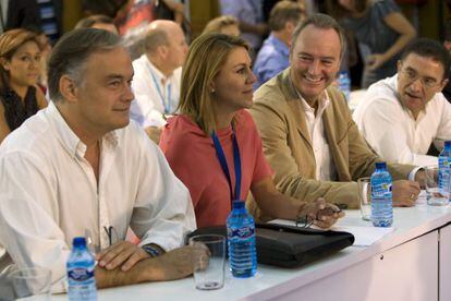 En el centro, Dolores de Cospedal, presidenta de Castilla-La Mancha, y Alberto Fabra, presidente de la Generalitat Valenciana.