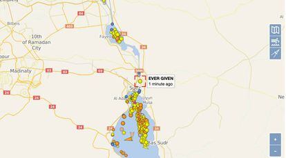 Un mapa muestra la congestión del tráfico marítimo en el Canal de Suez.