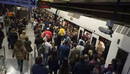 Cientos de viajeros de metro atestan los andenes del metro durante los paros de marzo de 2015.