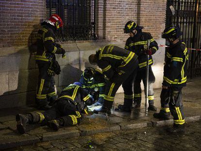 Un grupo de bomberos del Ayuntamiento de Madrid trabajan en una zona cercana al lugar de la explosión de la calle Toledo en enero de 2021.