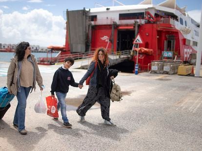 Toñi Gil (a la derecha) con su hijo Mehdi y su amiga Paloma Puerto, a la llegada a Tarifa (Cádiz) este martes, tras pasar unos días en Marruecos.