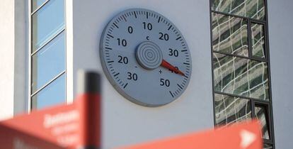 Un termómetro en la sede de la Convención Marco de las Naciones Unidas sobre el Cambio Climático, en Bonn, marca 40 grados centígrados. 