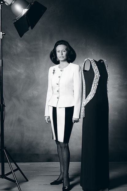 Sonsoles Díez de Rivera vicepresidenta de la fundación Cristóbal Balenciaga, junto a un traje de 1968 que Balenciaga hizo para ella.